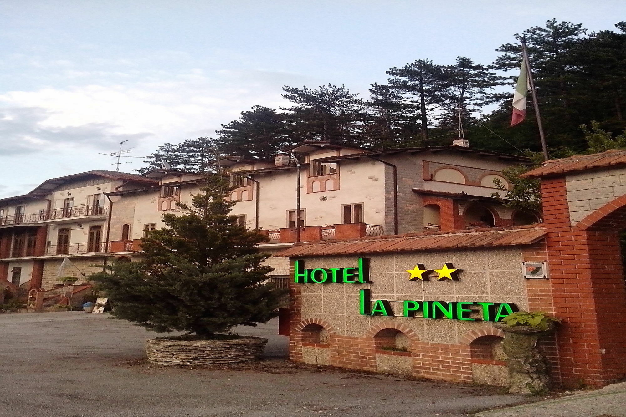 Hotel Ristorante La Pineta Scheggia Esterno foto